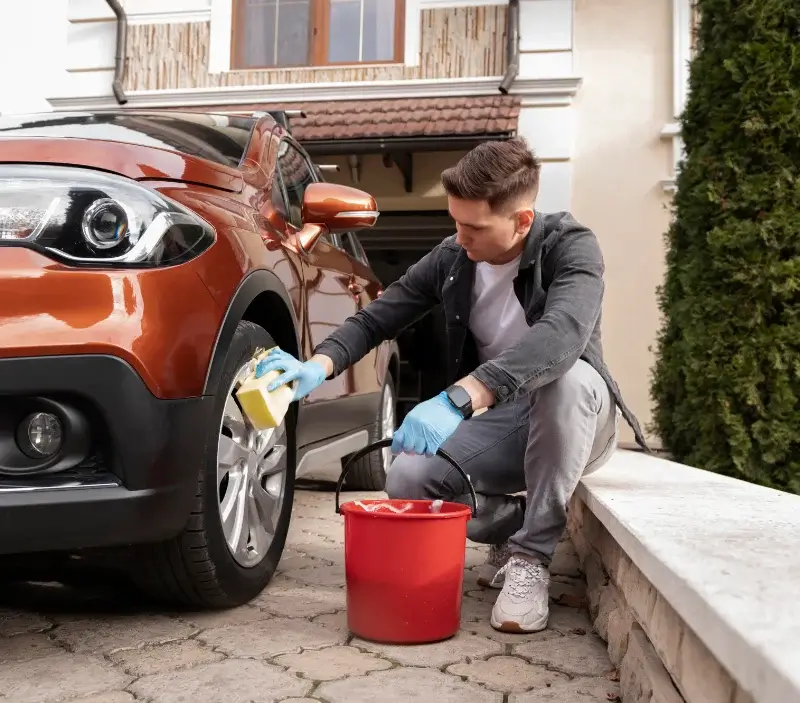 Lavage auto à domicile Saint-Barthélemy-de-Vals : professionnel intervenant sur un véhicule